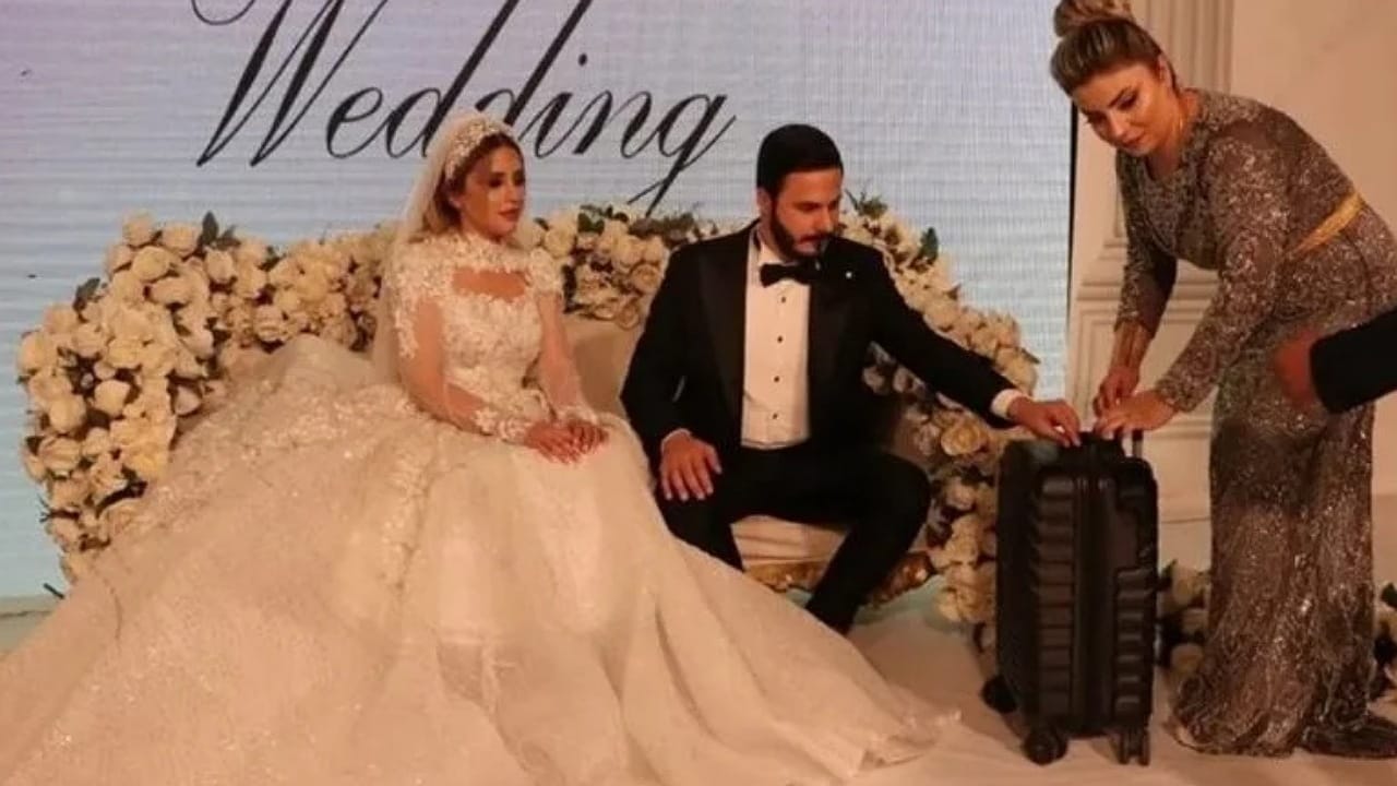 عريس يهدي عروسه 8 كيلو جرام من الذهب في حفل زفافها
