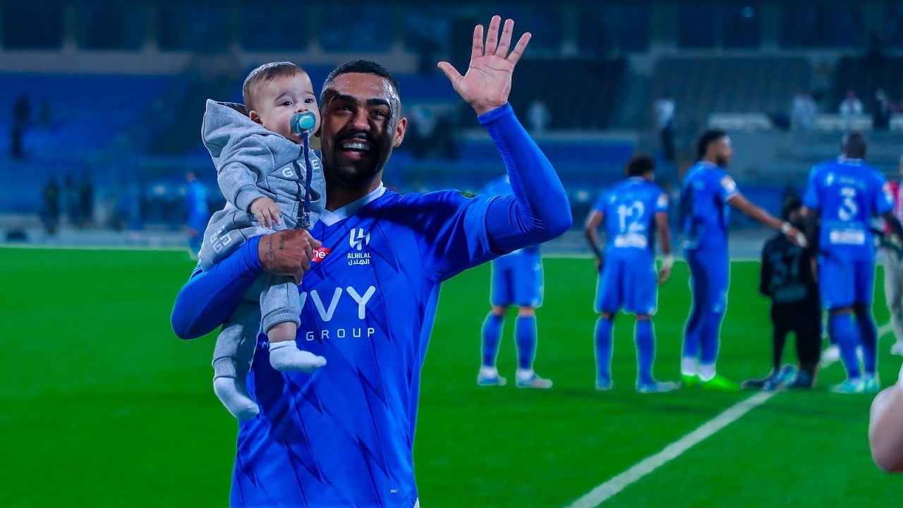 احتفالية مالكوم مع ابنه بعد التأهل لنصف النهائي .. فيديو