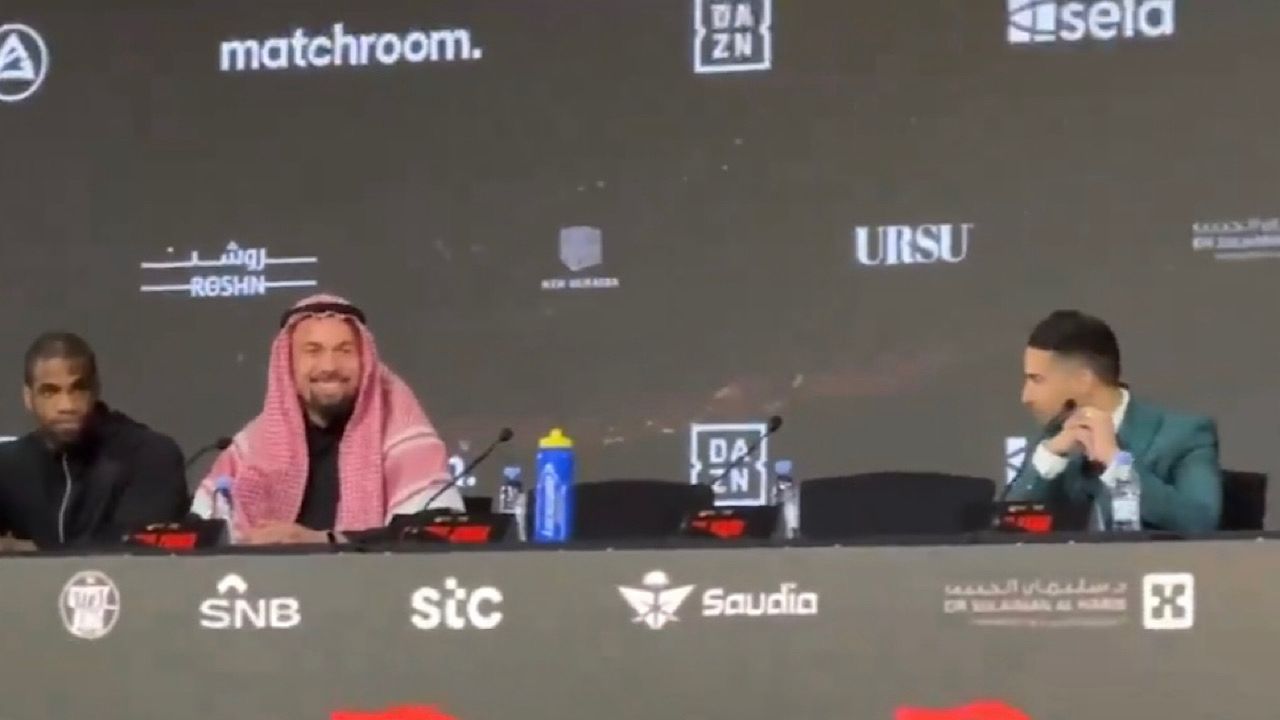 الملاكمون المشاركون في ⁧النزال الحاسم‬⁩ يرتدون الزي السعودي .. فيديو