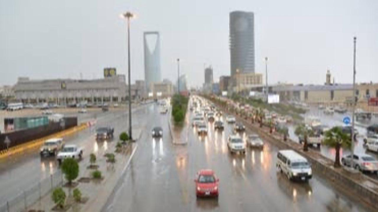 عادل القازنلي : هناك أجواء ماطرة على الرياض تمتد إلى الغد .. فيديو