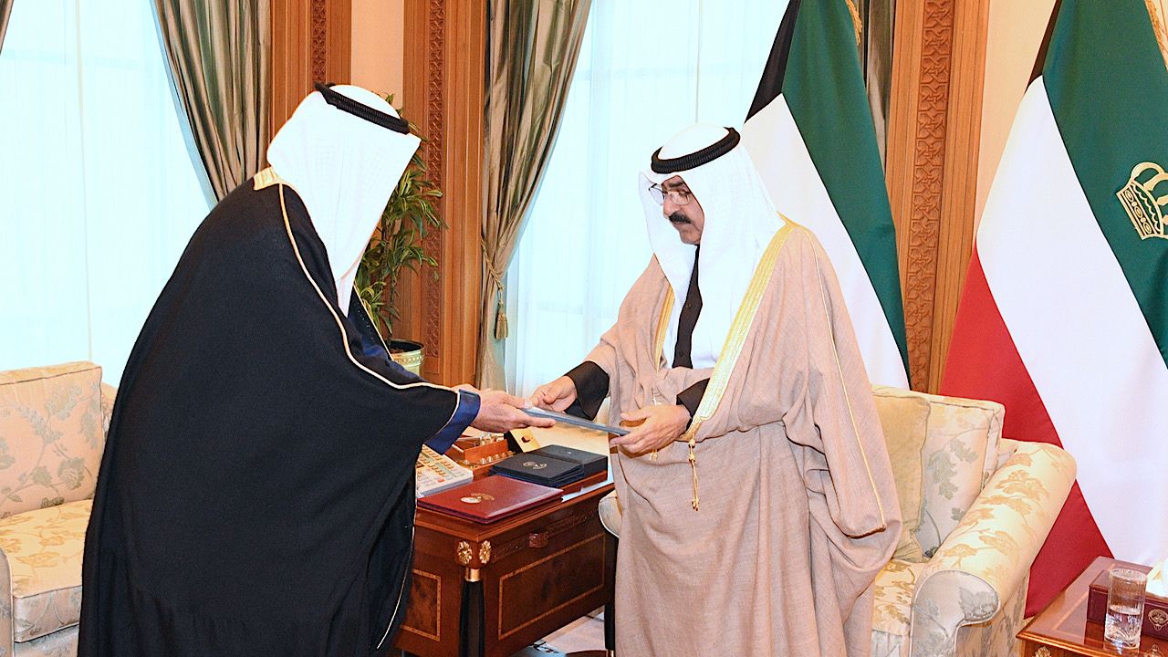 رئيس وزراء الكويت يقدّم استقالة الحكومة إلى أمير البلاد