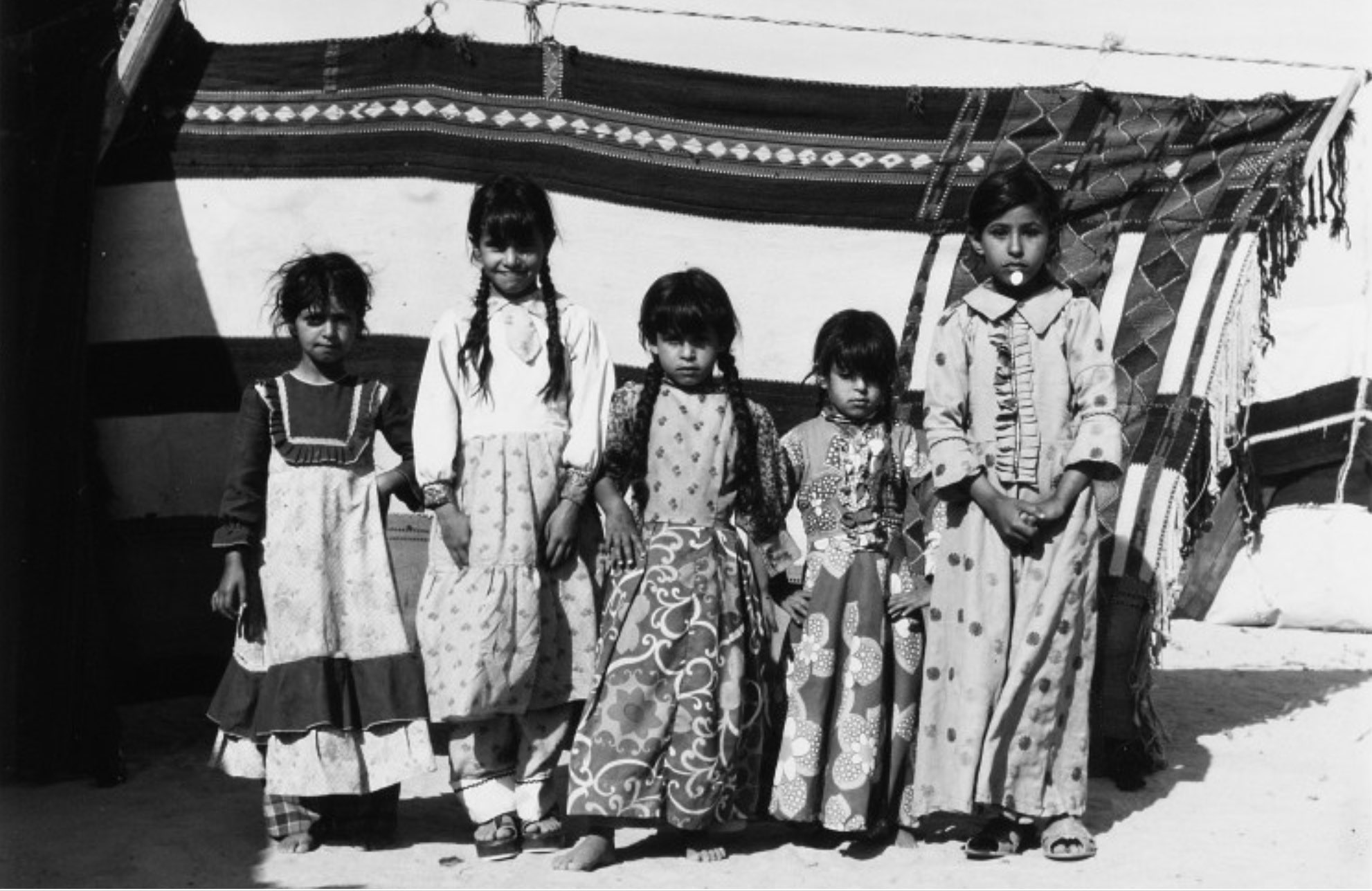 صورة محببة لخمس فتيات صغيرات قبل 56 عام