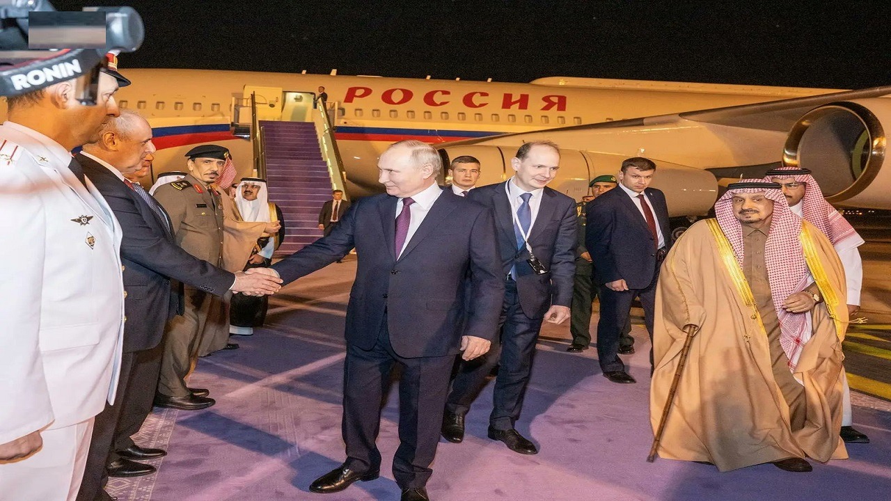الرئيس الروسي يصل إلى الرياض.. فيديو وصور