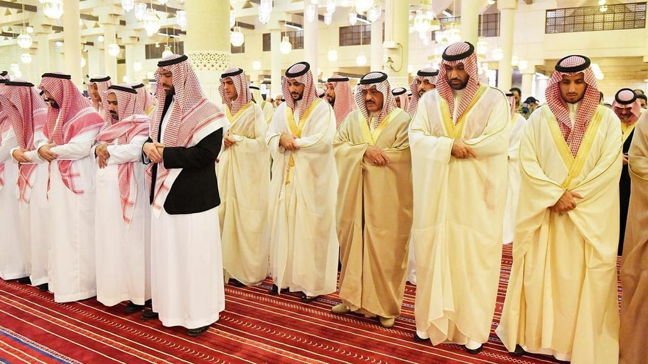 أمير الرياض يؤدي صلاة الميت على الأمير طلال بن عبدالعزيز بن بندر بن عبدالعزيز وماجد بن مطر العتيبي