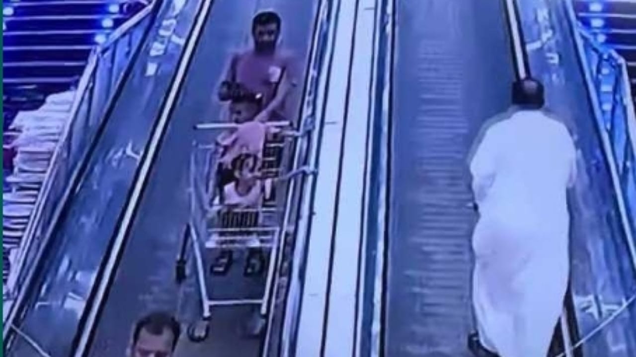 رجل ينجو من حادثة غريبة داخل مول تجاري..فيديو