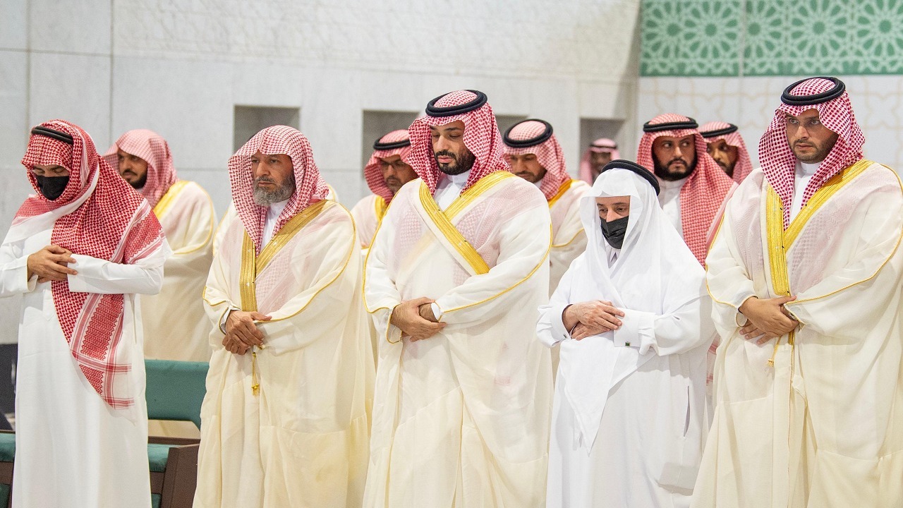 ولي العهد يؤدي صلاة الميت على الأمير ممدوح بن عبدالعزيز .. صور