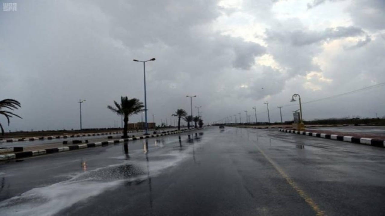 الدفاع المدني يدعو إلى الحيطة من استمرار فرص هطول الأمطار الرعدية
