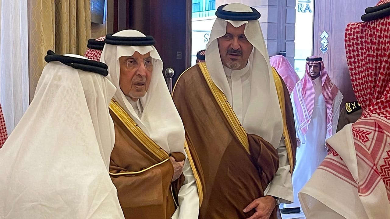 أمير مكة يقدم واجب العزاء لأبناء الأمير ممدوح بن عبدالعزيز