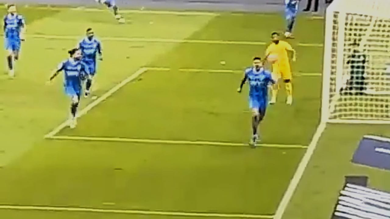 أيمن يحيى يسدد الكرة نحو ميتروفيتش بعد إحرازه الهدف  ..  فيديو