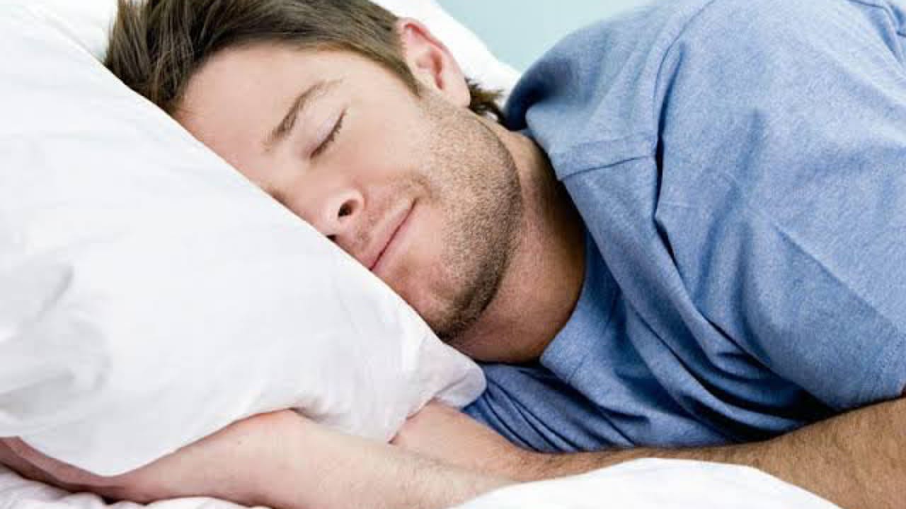 دراسة توضح عدد ساعات النوم التي يحتاجها الجسم بالنسبة لموعد الاستيقاظ