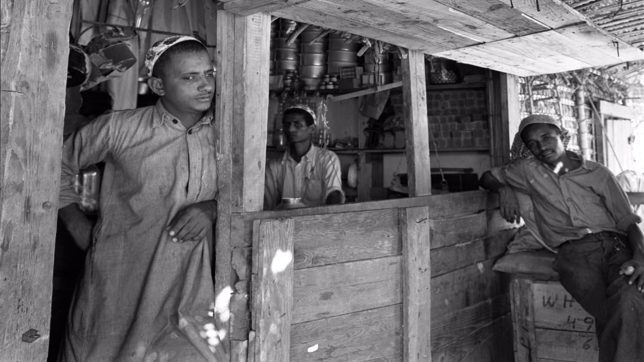صورة نادرة لمتجر صغير في الحي السعودي بشركة أرامكو قبل 70 عامًا