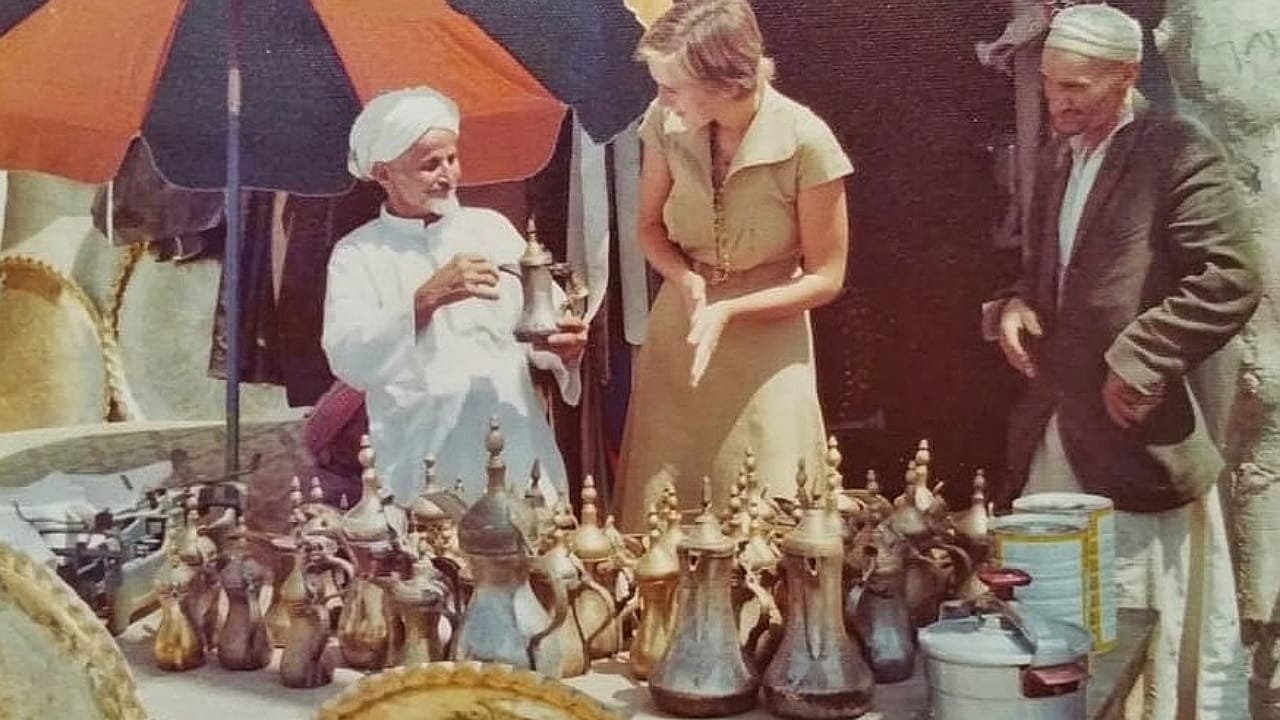 بائع دلال القهوة في سوق مدينة خميس مشيط قبل 47 عاما.. صورة