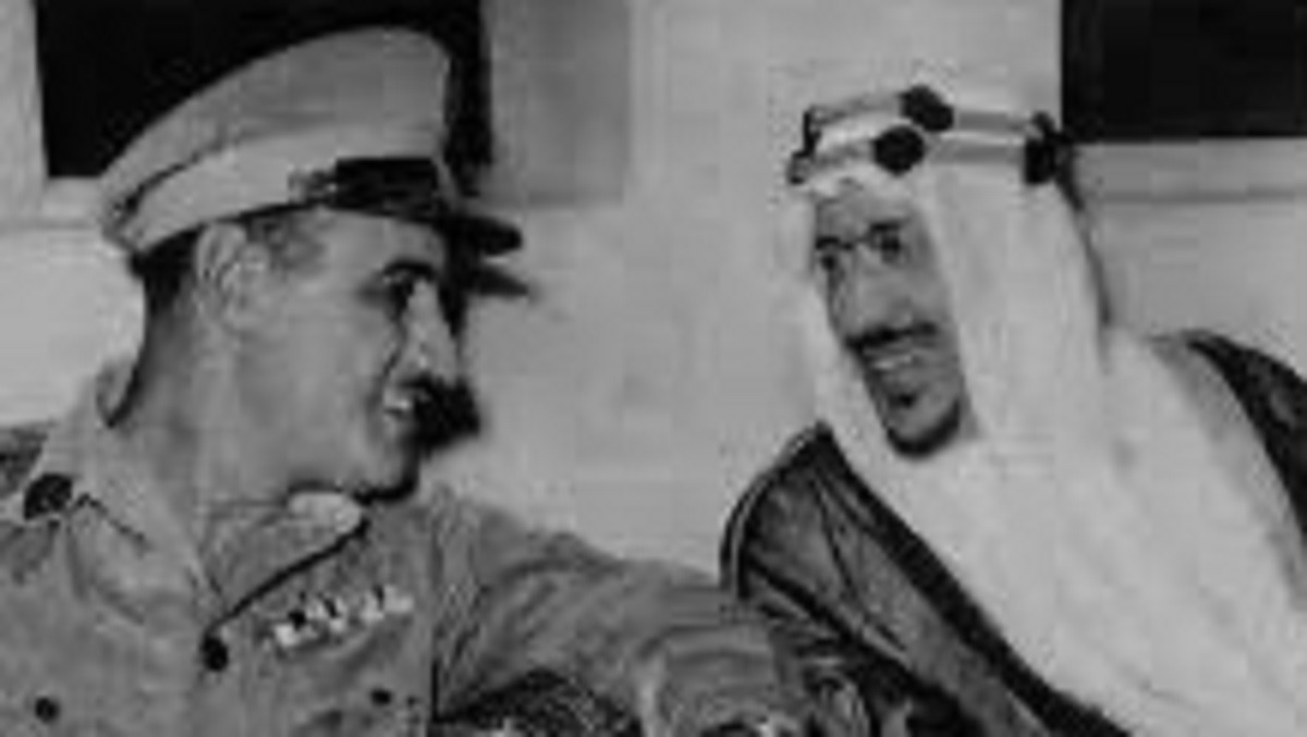 صورة نادرة لابتسامات عفوية للملك سعود مع جمال عبدالناصر