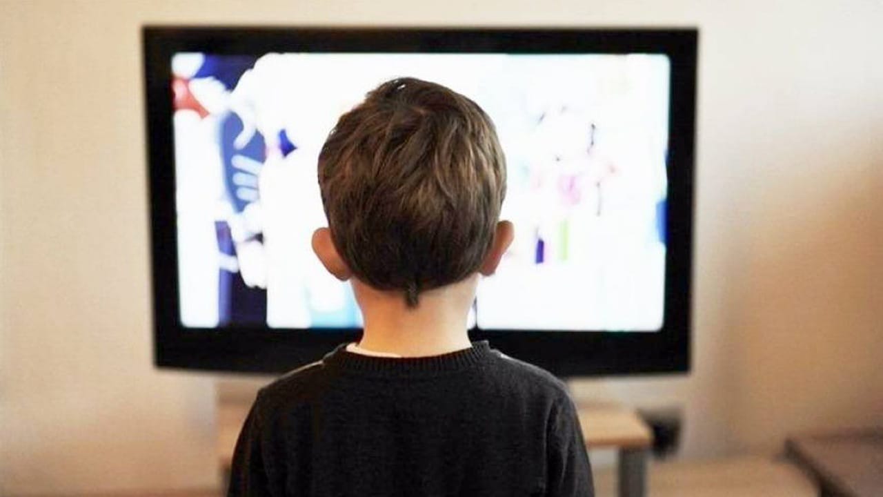 دراسة: جلوس الأطفال أمام التلفاز يؤدي إلى تدهور صحة القلب