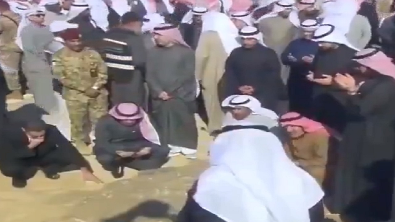 طبيب أمير الكويت الراحل باكيًا :كنا نصلي القيام والتراويح كاملة..فيديو