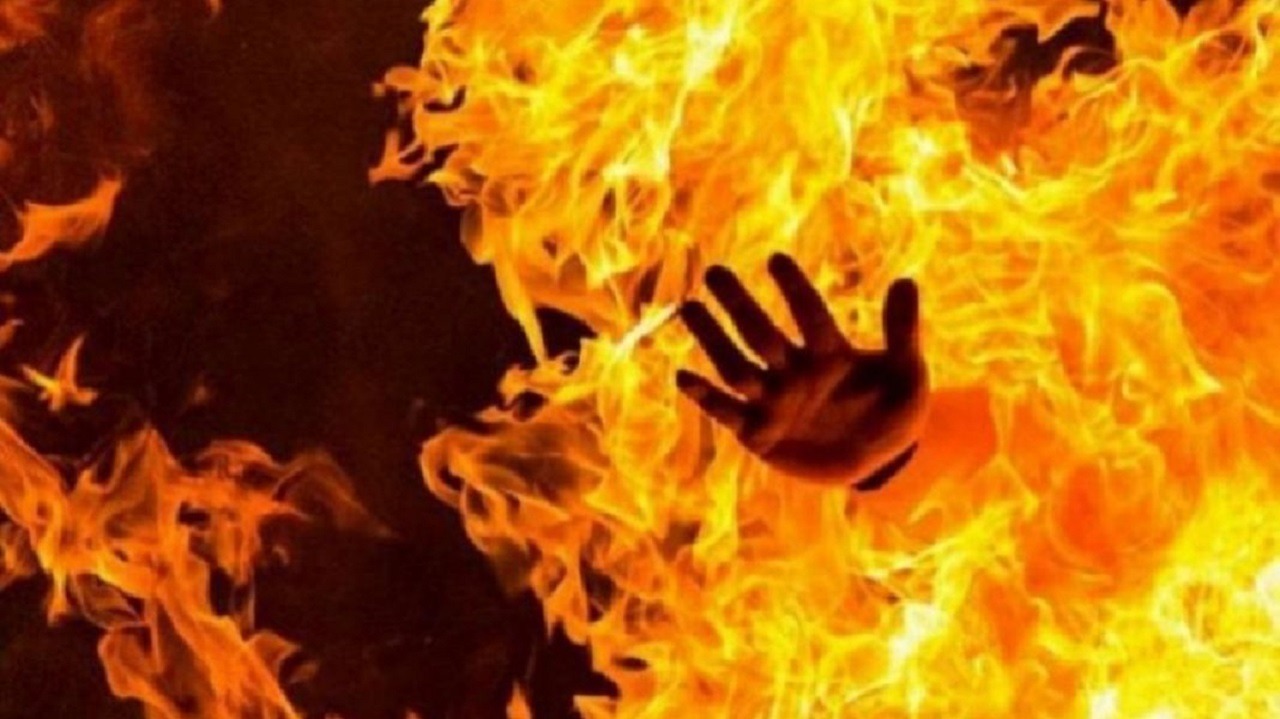 رجل يشعل النيران في والد زوجته انتقاماً منها