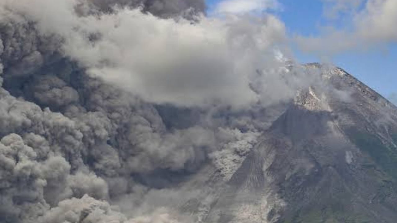 لحظة ثوران بركان ميرابي في إندونيسيا..فيديو