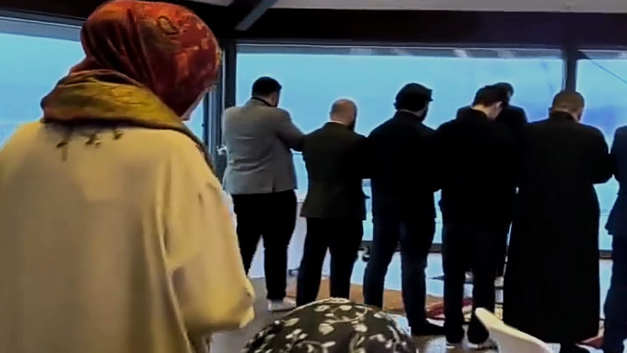 عريس يصلي بضيوفه في يوم زفافه .. فيديو