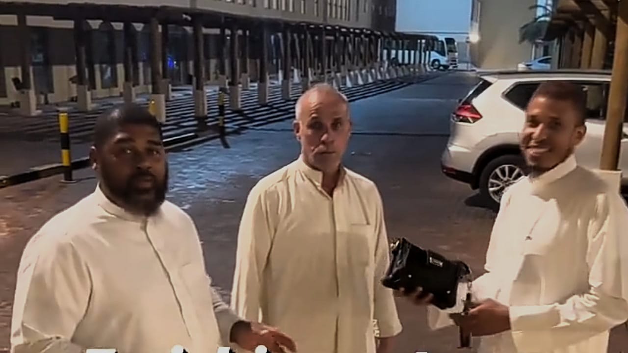 سائق يعيد حقيبة بداخلها نقود لأصحابها  ..  فيديو