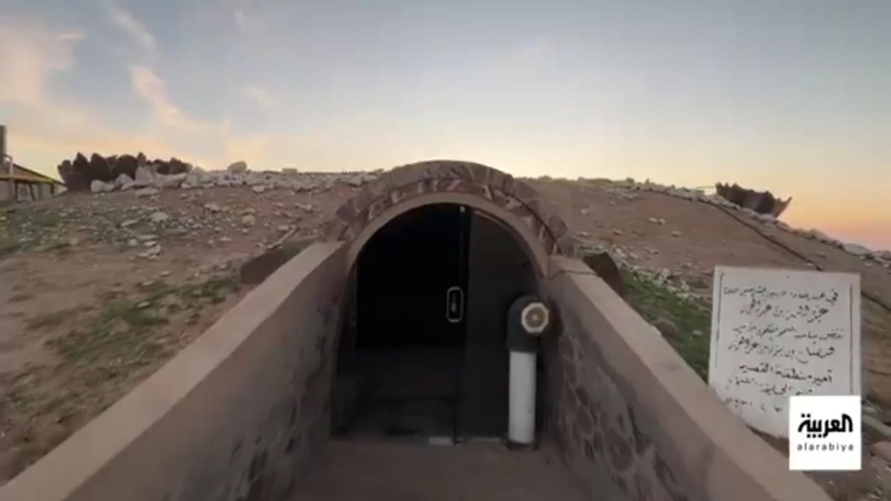 مواطن يبني مسجدًا من صخور الجبال بالقصيم.. فيديو