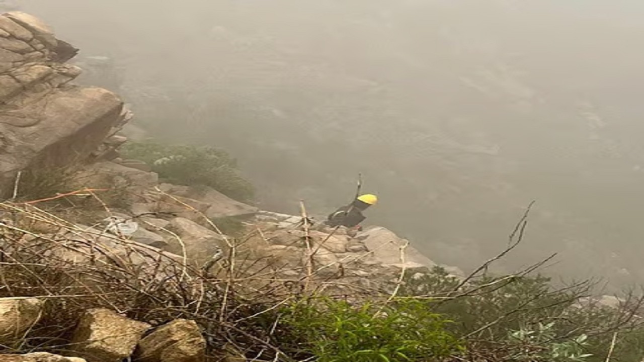 إنقاذ شخص سقط من منحدر جبلي في ضباء