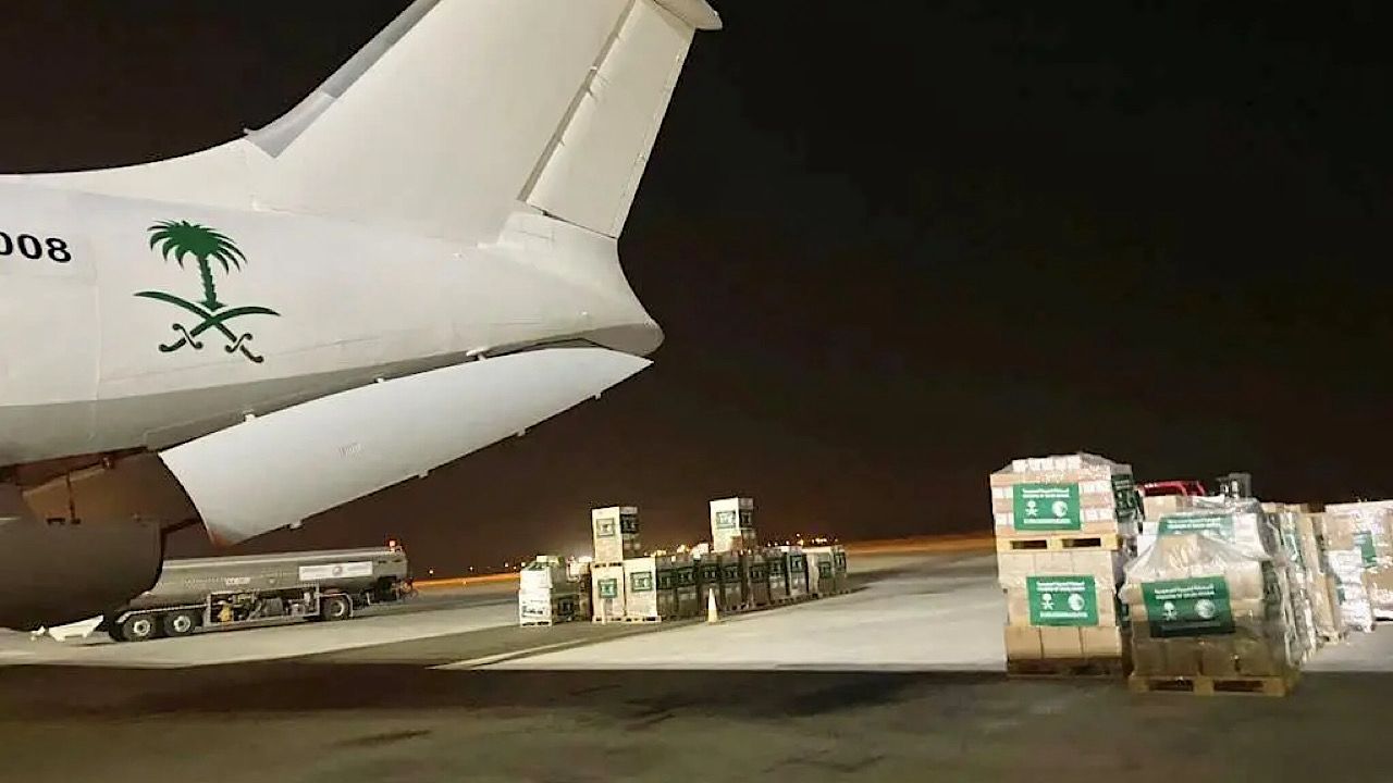 مغادرة الطائرة السعودية الـ 33 لإغاثة الشعب الفلسطيني في غزة