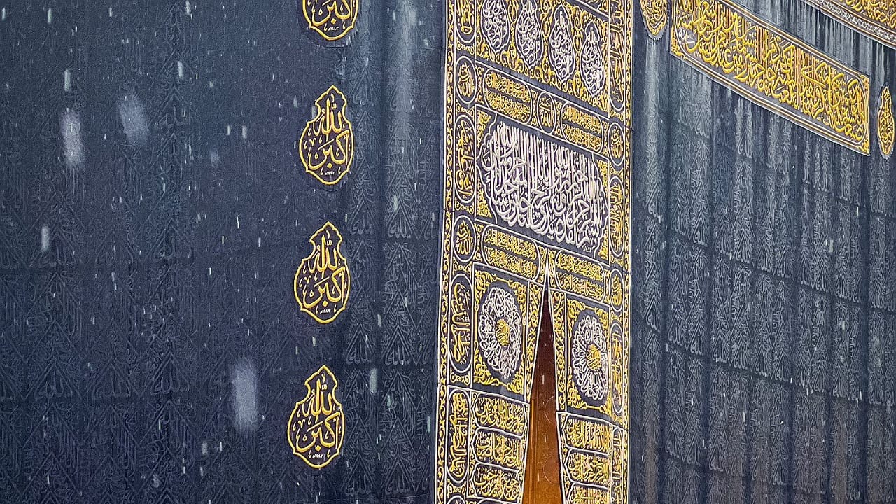 ابتهال زوار المسجد الحرام تحت المطر..فيديو