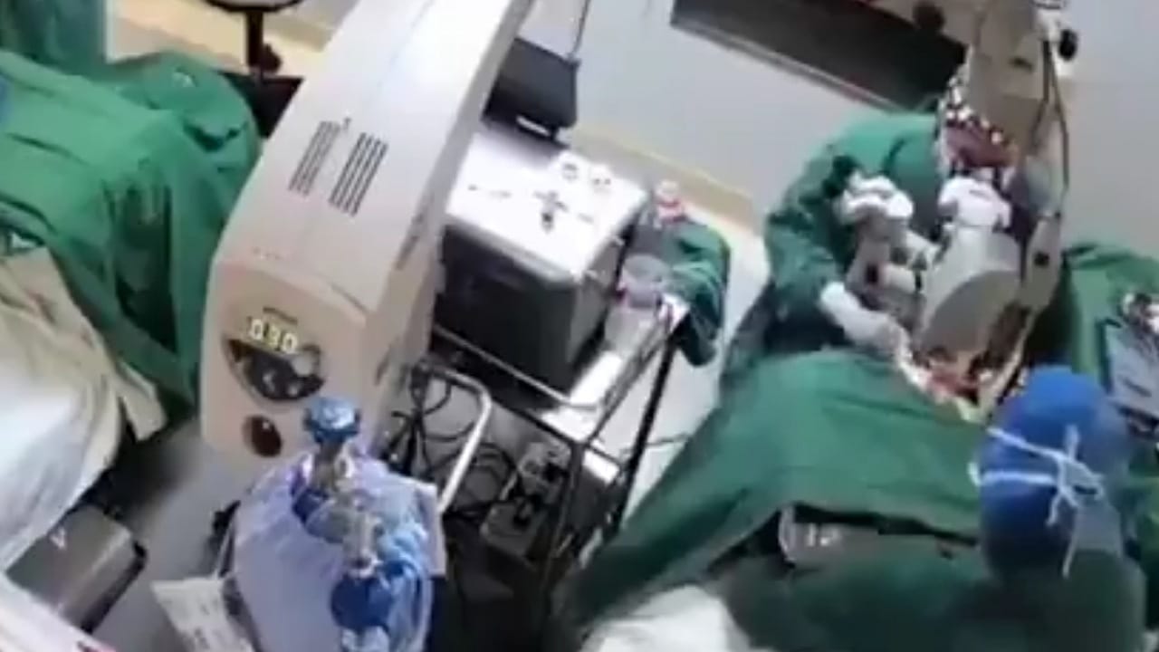 طبيب صيني يضرب مريضته المسنة في غرفة العمليات .. فيديو