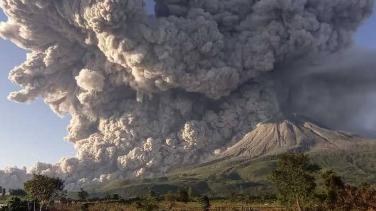 ثوران بركان في إندونيسيا وفقدان 42 متنزهاً..فيديو
