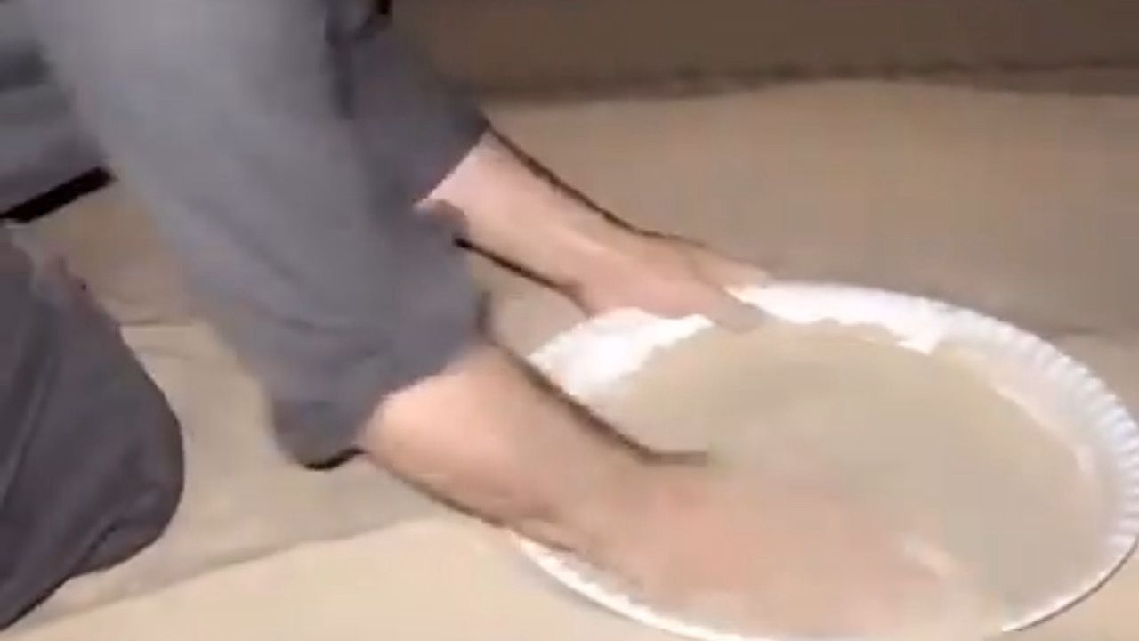 مشهد لشخص يثبت فيه أن ‏الرمل ينظف الصحن أفضل من الماء .. فيديو