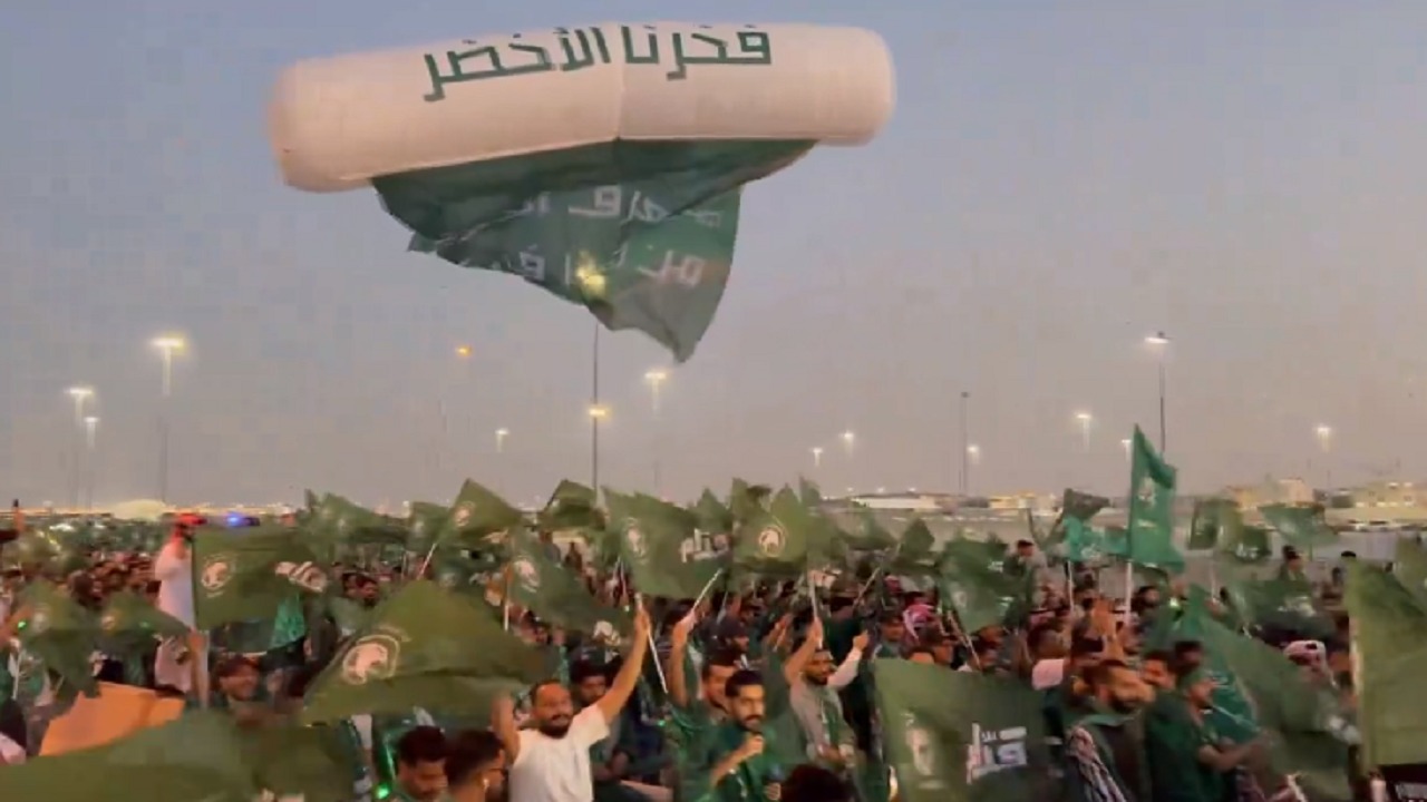 جماهير الأخضر تُشعل الأجواء أمام استاد خليفة الدولي .. فيديو