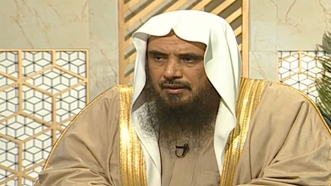سعد الخثلان يوضح حكم لبس المرأة لـ بشت زوجها في المنزل .. فيديو