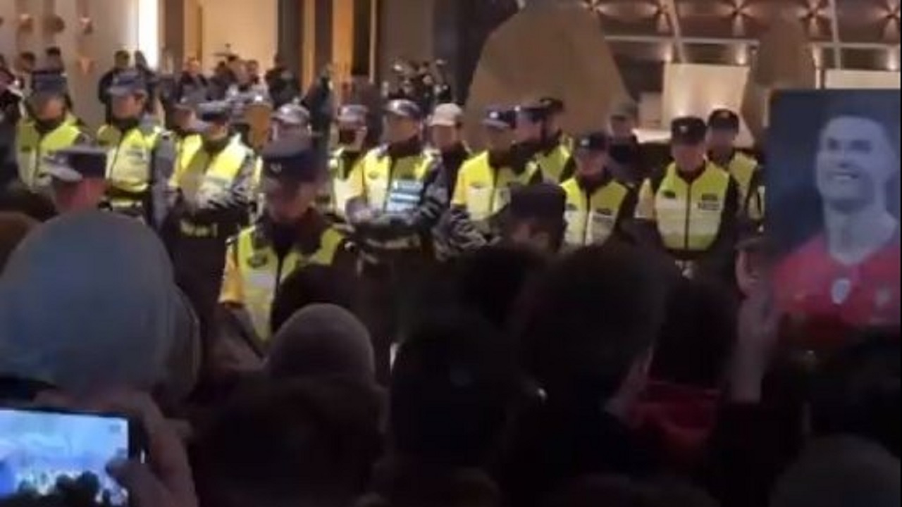الشرطة الصينية تتدخل بسبب الحشود أمام مقر بعثة ‎النصر .. فيديو