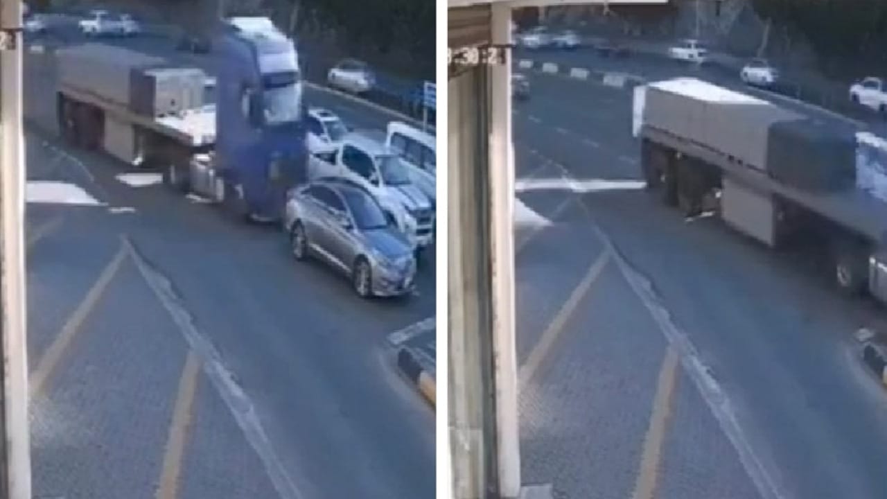 لحظة اصطدام شاحنة كبيرة بسيارة أخرى في إشارة مرور بالباحة .. فيديو