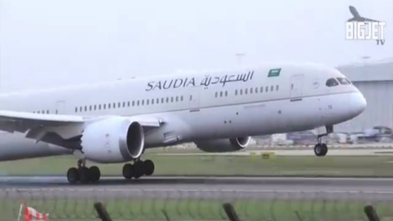 هبوط طائرة رغم العاصفة يكشف مهارة الطيارين السعوديين .. فيديو
