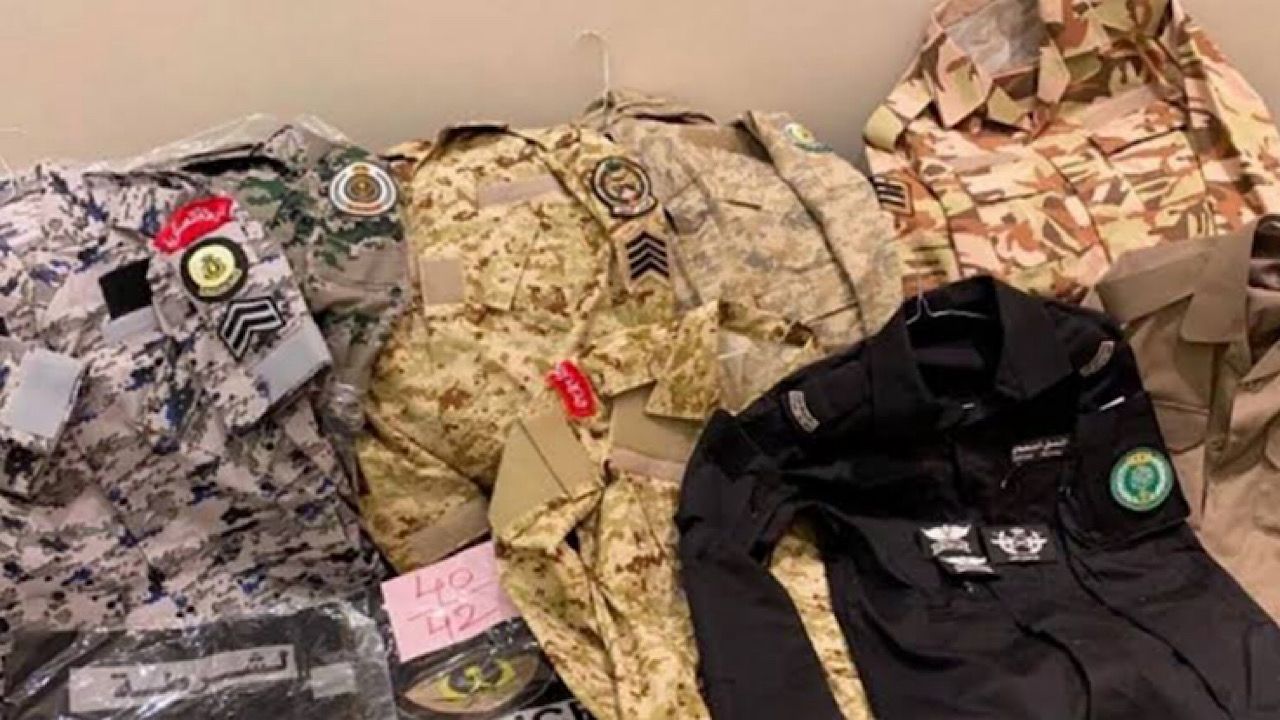 ضبط أنواطًا عسكرية وشعارات مخالفة في عددٍ من محال بيع وخياطة الملابس العسكرية