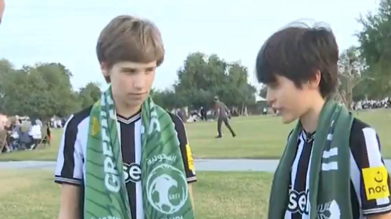 طفلان إنجليزيان يشجعان الأخضر في كأس آسيا .. فيديو