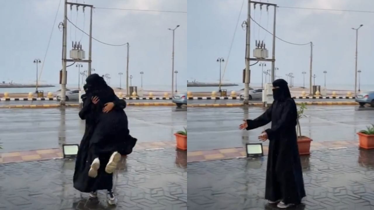 موقف محرج لفتاتين تحت الأمطار .. فيديو