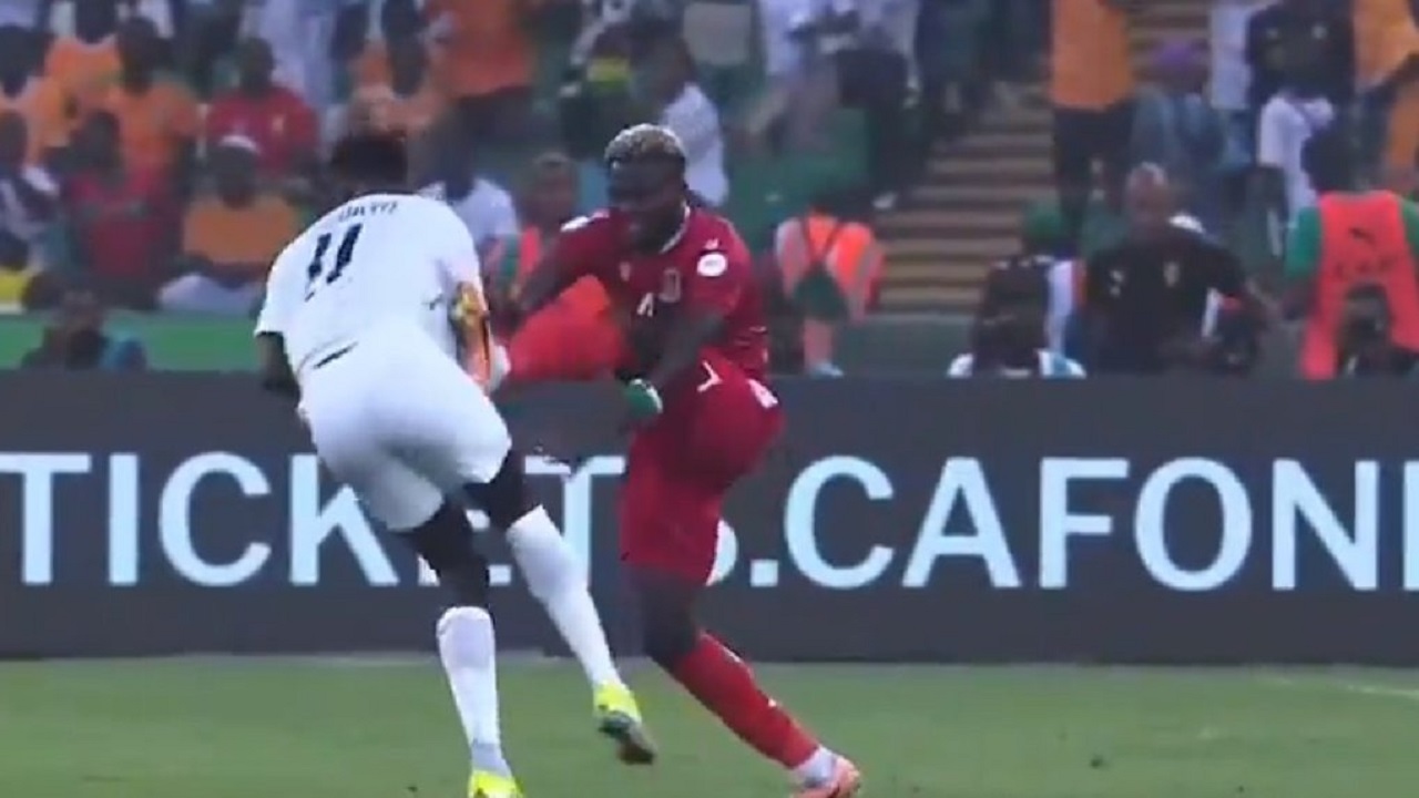 تدخل عنيف من لاعب غينيا الاستوائية يتسبب في طرده .. فيديو