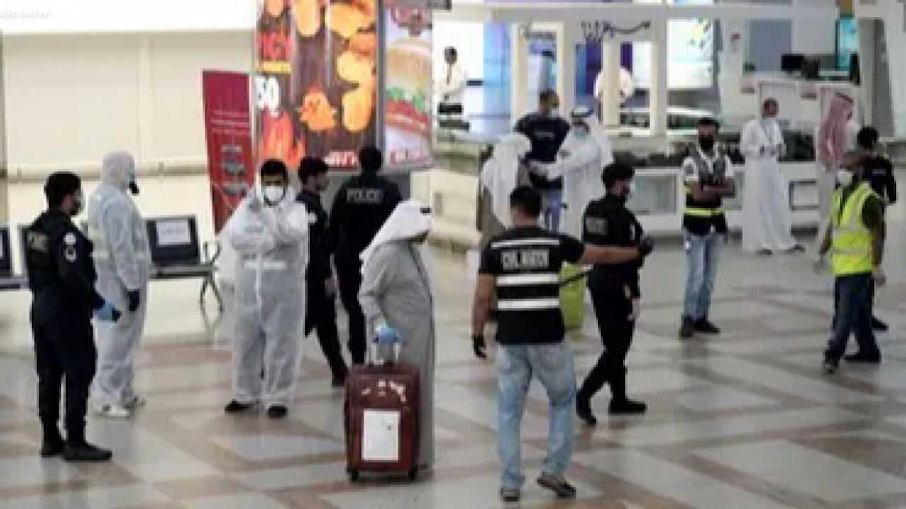 عسكري بمطار الكويت يهاجم أحد الأشخاص بسكين .. فيديو