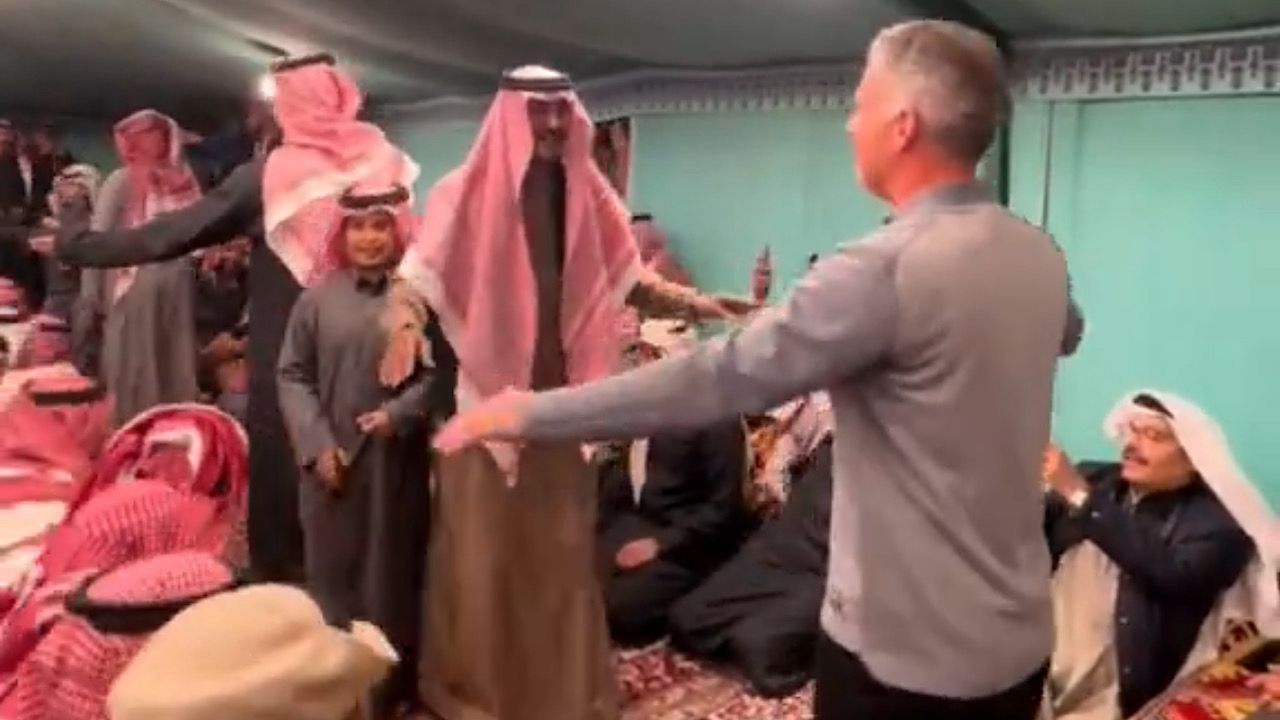 أجنبي يلفت الانتباه برقصه السامري في حائل .. فيديو