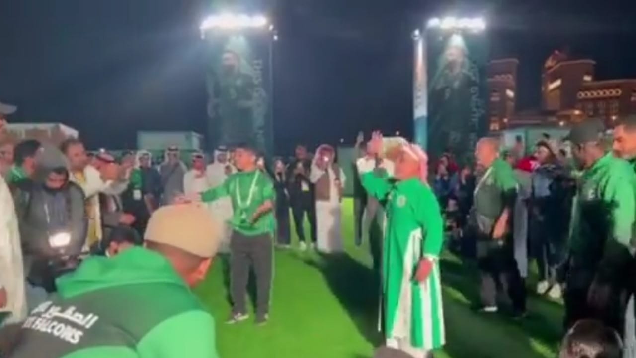 رابطة جماهير الأخضر في بيت الصقر قبل يوم من افتتاحه .. فيديو