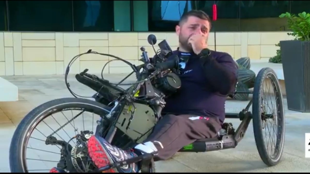 بروفيسور إيطالي يجوب المملكة على دراجة يدوية رغم الإعاقة .. فيديو