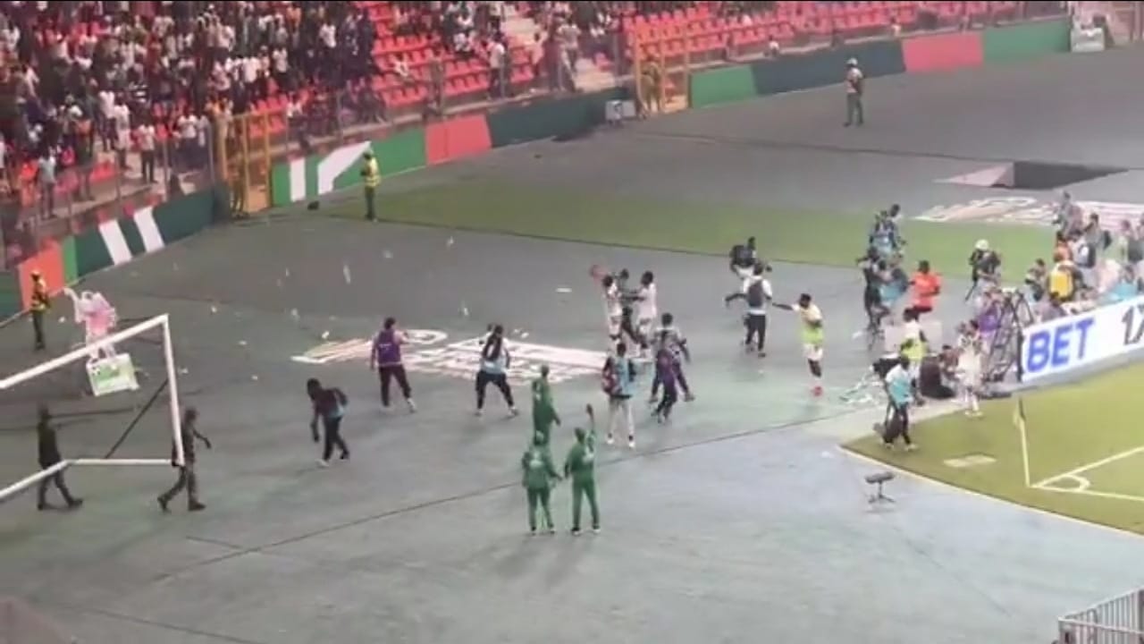 أحداث شغب في مباراة الكاميرون وغامبيا .. فيديو