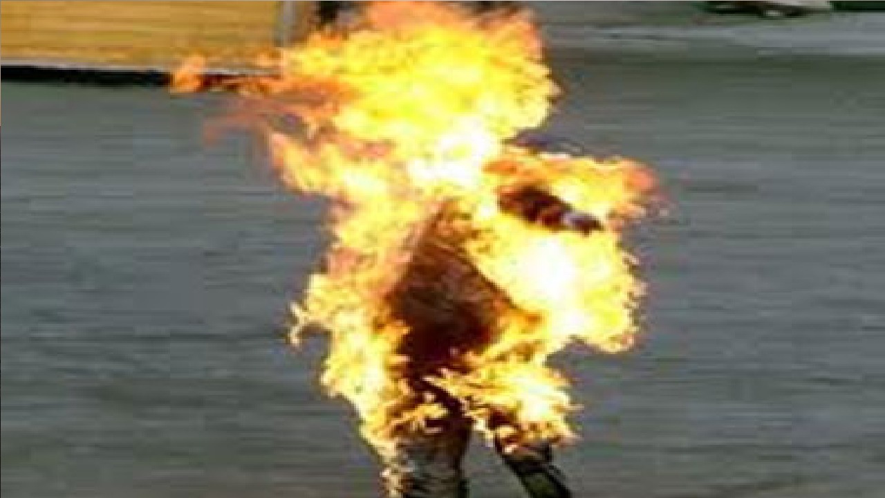 كويتي يشعل النيران في آخر