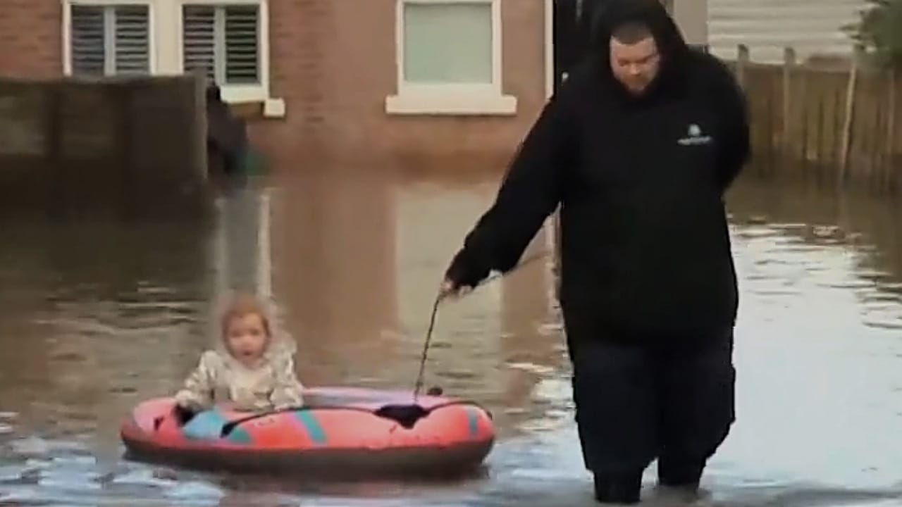الفيضانات تغرق بريطانيا والمواطنون يشتكون: إنه كابوس .. فيديو