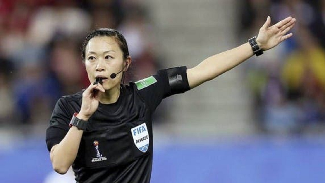 لأول مرة .. امرأة يابانية تدير مباراة في كأس آسيا