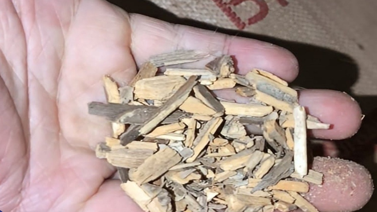 إغلاق موقعين لصناعة منتجات التبغ من نشارة الخشب بجدة