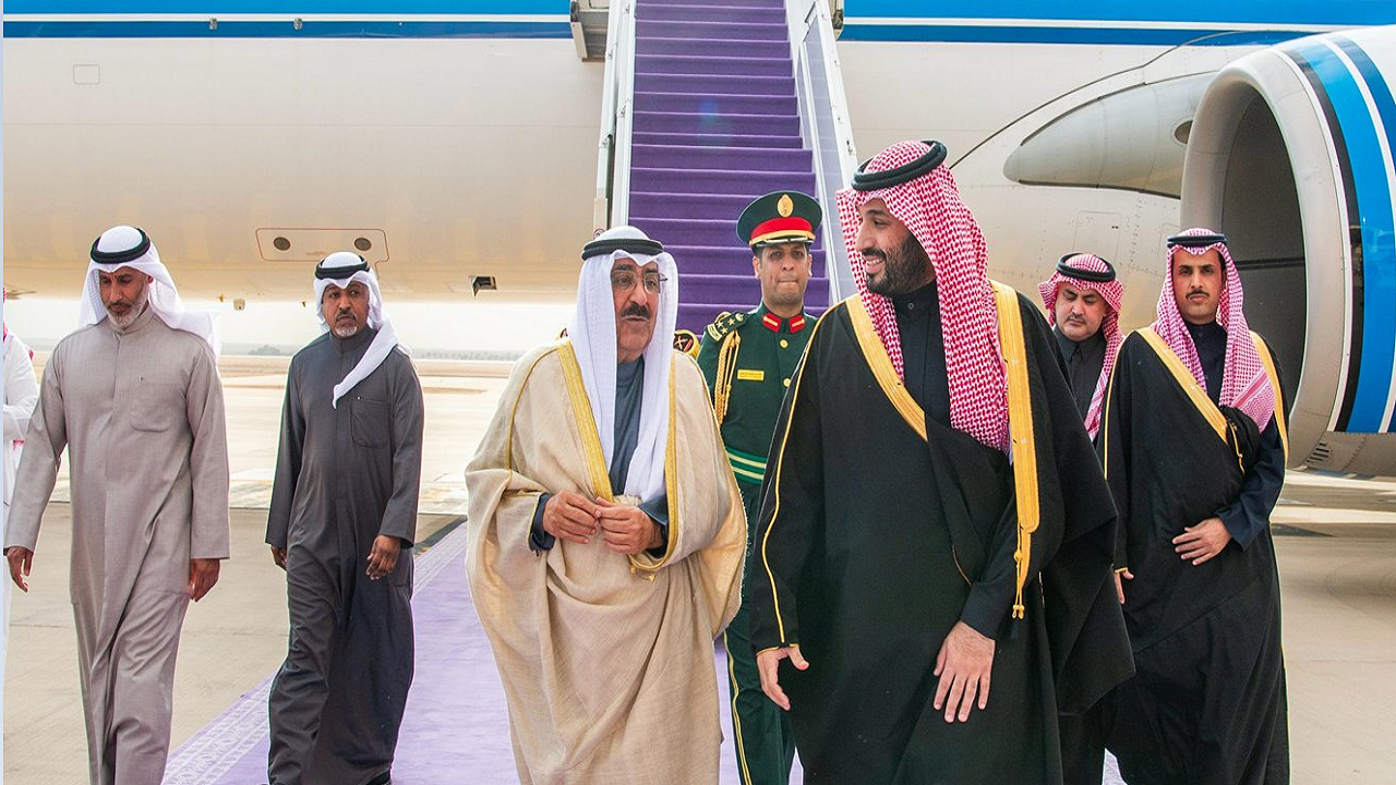 أمير الكويت يصل إلى الرياض في أولى زيارته الخارجية .. فيديو وصور