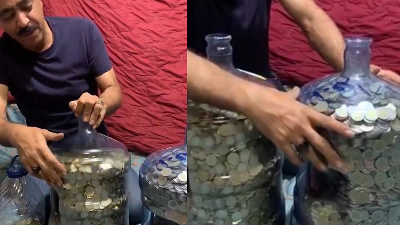 رجل يثير الجدل بالعملات المعدنية التي قام بتجميعها خلال عام .. فيديو